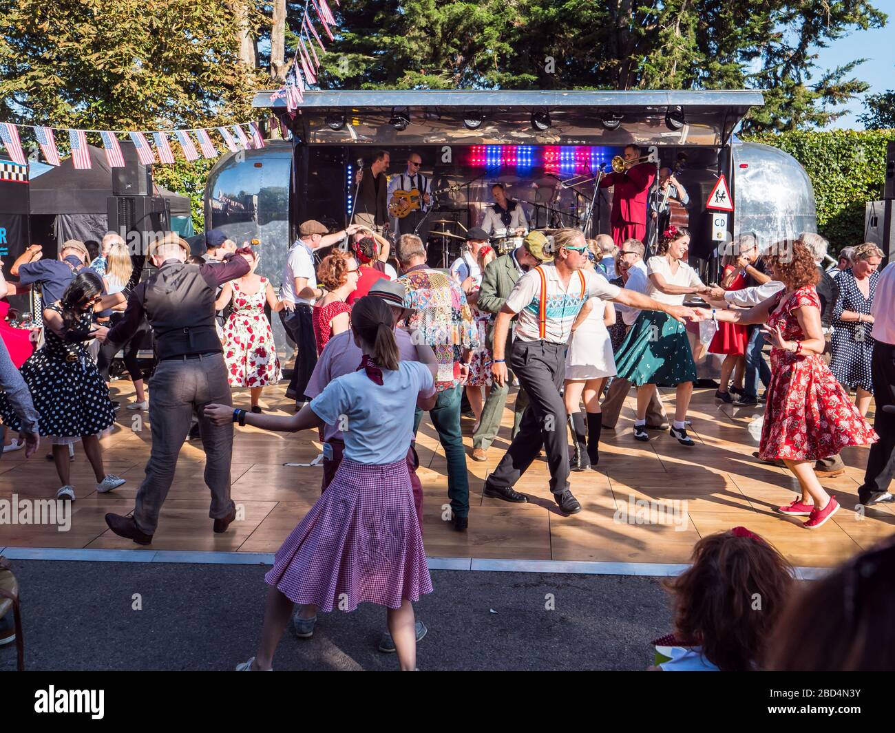 Männer und Frauen tanzten wie in den Swinging Sixties, Goodwood Revival 2019 West Sussex UK Stockfoto