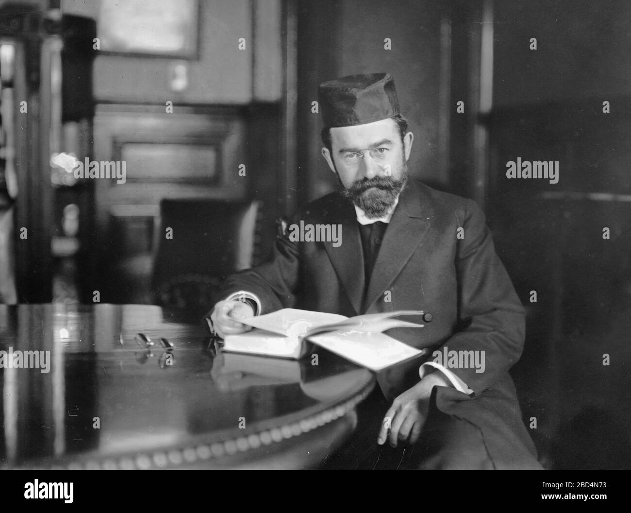 Rabbi Hertz sitzt im Büro ca. 1910-1930 Stockfoto