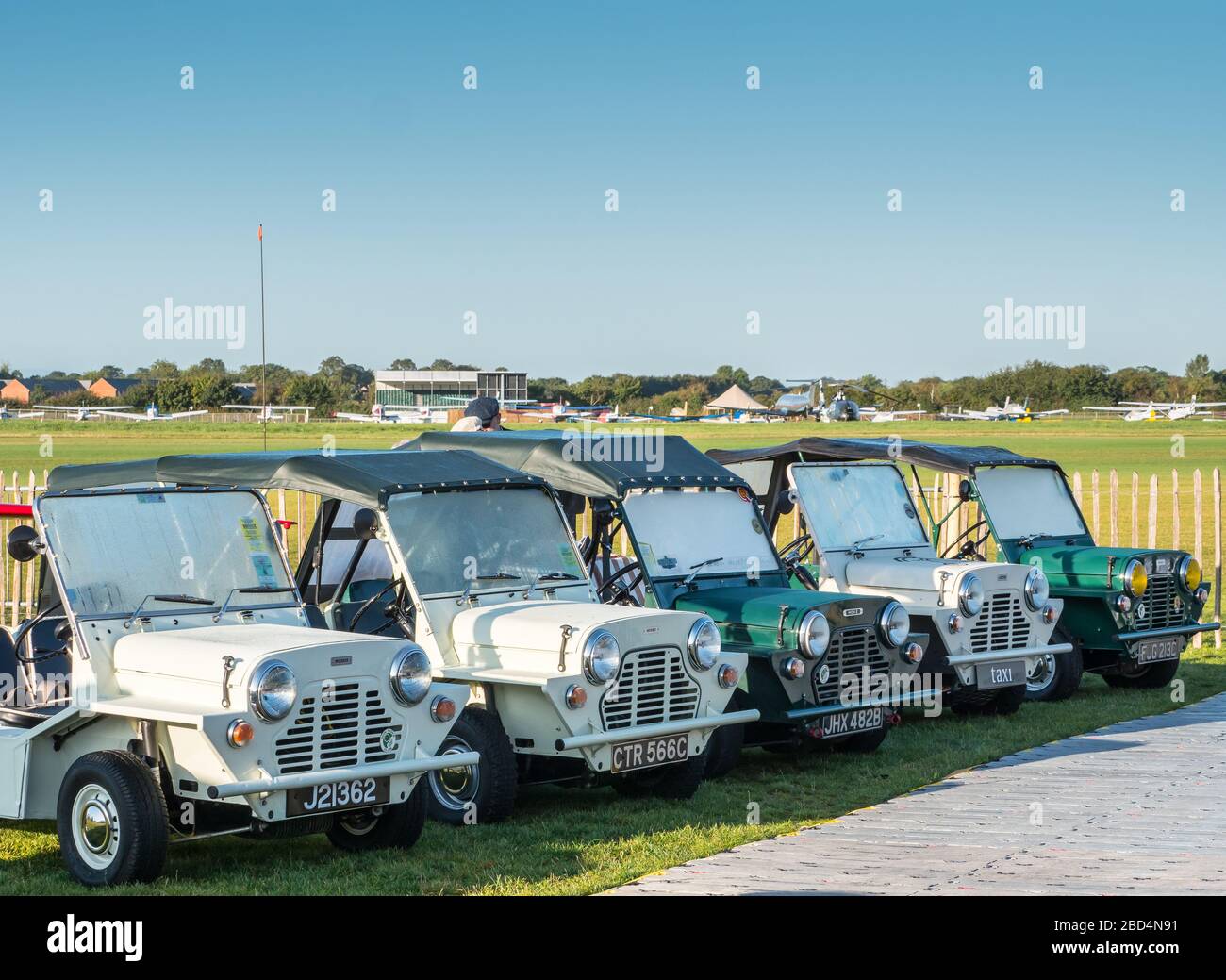 Eine Serie von Mini Mokes, Goodwood Revival 2019 West Sussex UK Stockfoto