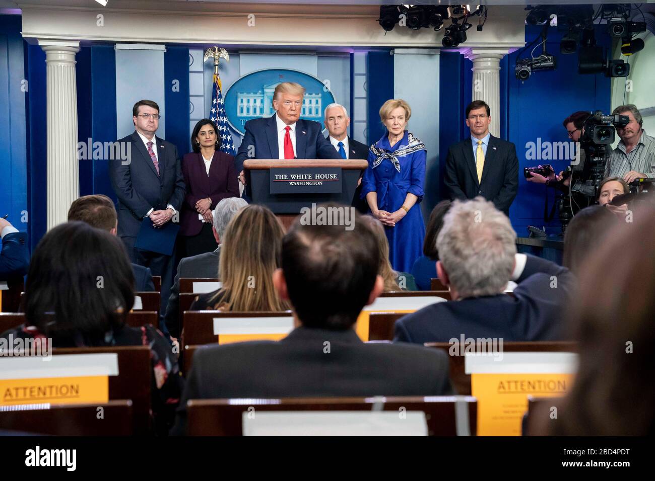 Präsident Donald J. Trump, zusammen mit Vizepräsident Mike Pence und Mitgliedern der Task Force "Coronavirus" des Weißen Hauses, spricht seine Bemerkungen in einem aktualisierten Briefing am Mittwoch, 18. März 2020, im James S. Brady Press Briefing Room des Weißen Hauses an. Stockfoto