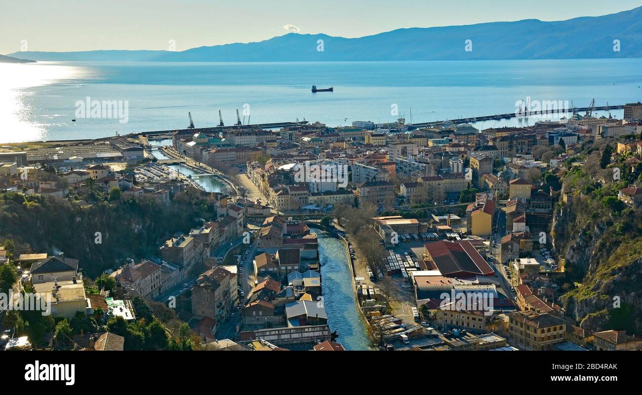 Das Hafengebiet Rijeka am Wasser im Bezirk Primorje-Gorski Kotar in Kroatien wurde von der Burg Trsat eingenommen Stockfoto