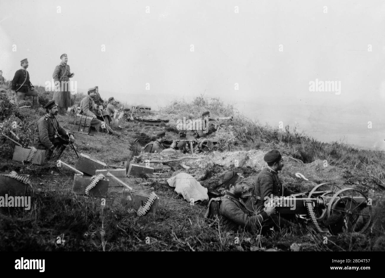 Soldaten (wahrscheinlich Bulgaren) mit Gewehren in der Nähe von Çatalca, Türkei während der Balkankriege ca. 1912-1913 Stockfoto