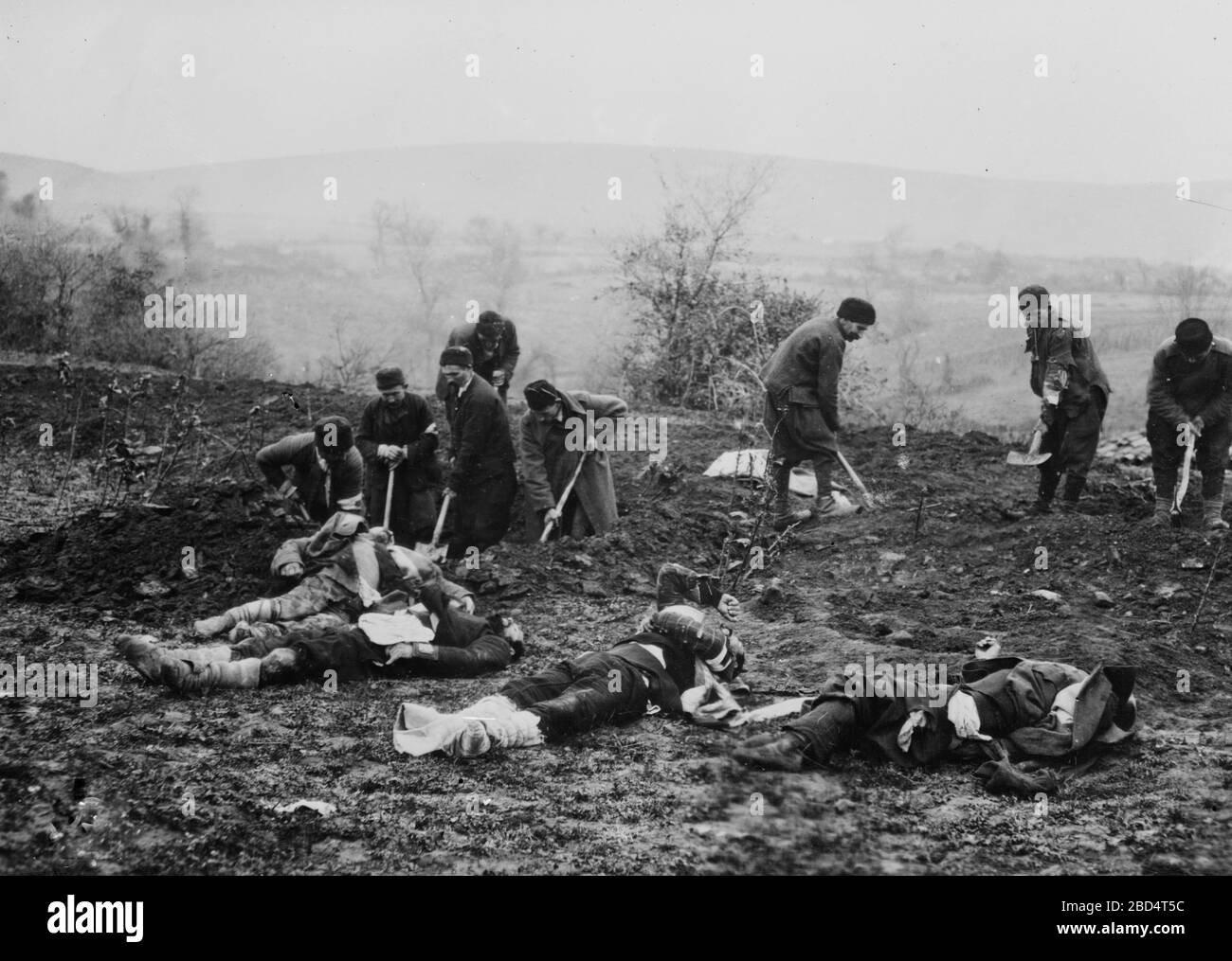 Truppen (wahrscheinlich Bulgaren), die während der Balkankriege tote Soldaten in Çatalca, Türkei begraben, können. 1912-1913 Stockfoto