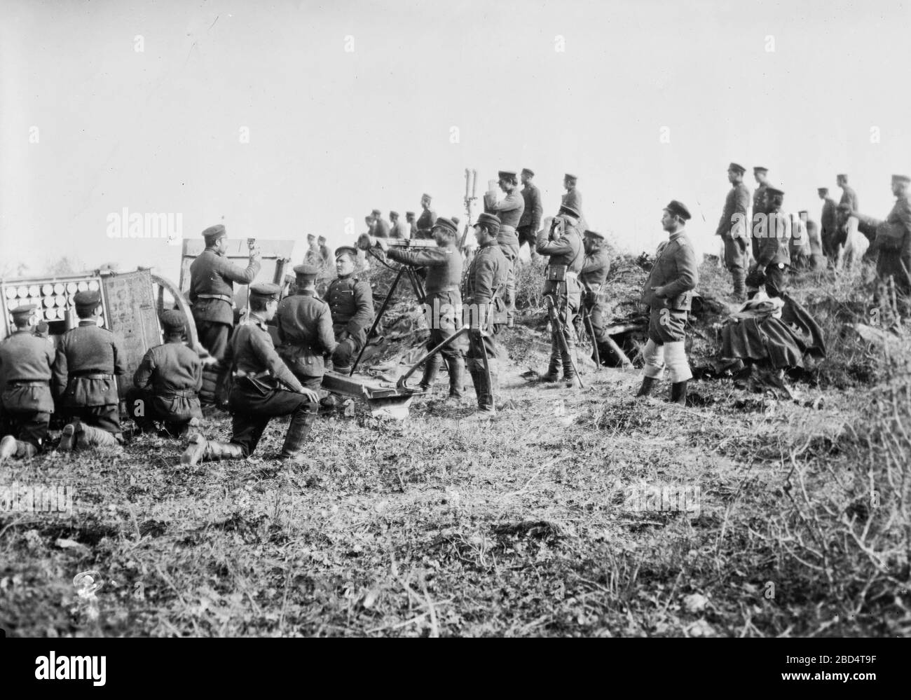 Truppen (wahrscheinlich Bulgaren) mit Gewehren in Çatalca, Türkei während der Balkankriege ca. 1912-1913 Stockfoto