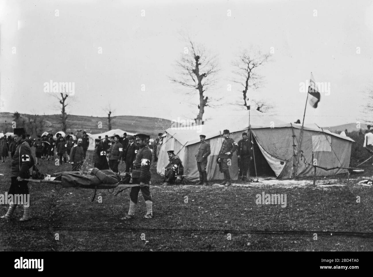 Medizinisches Personal (wahrscheinlich Bulgaren), das während der Balkankriege in Çatalca, Türkei, einen Mann auf Trage trägt, kann es sein. 1912-1913 Stockfoto
