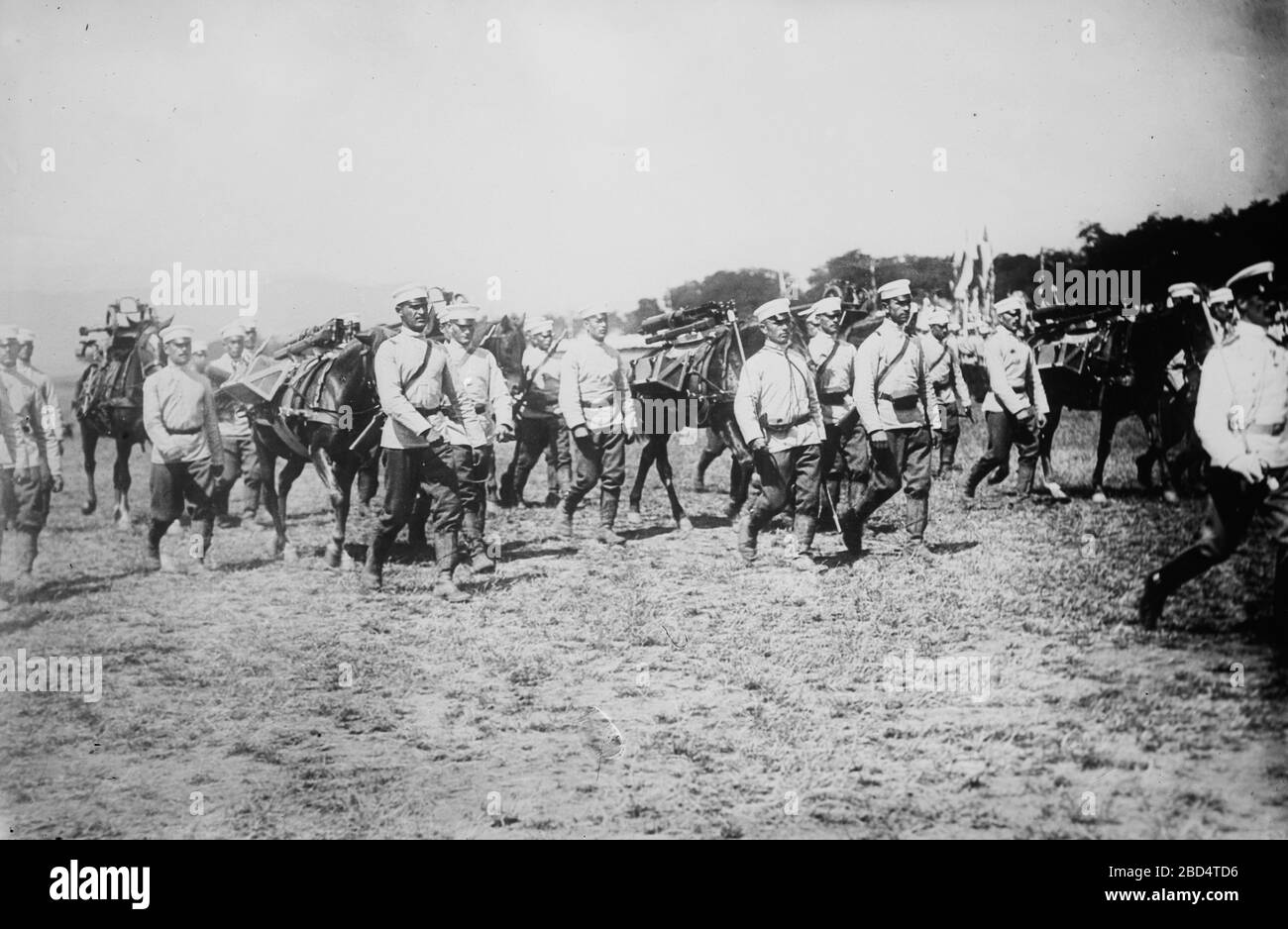 Bulgaren marschieren in den Krieg (möglicherweise im ersten Balkankrieg) ca. 1912-1913 Stockfoto