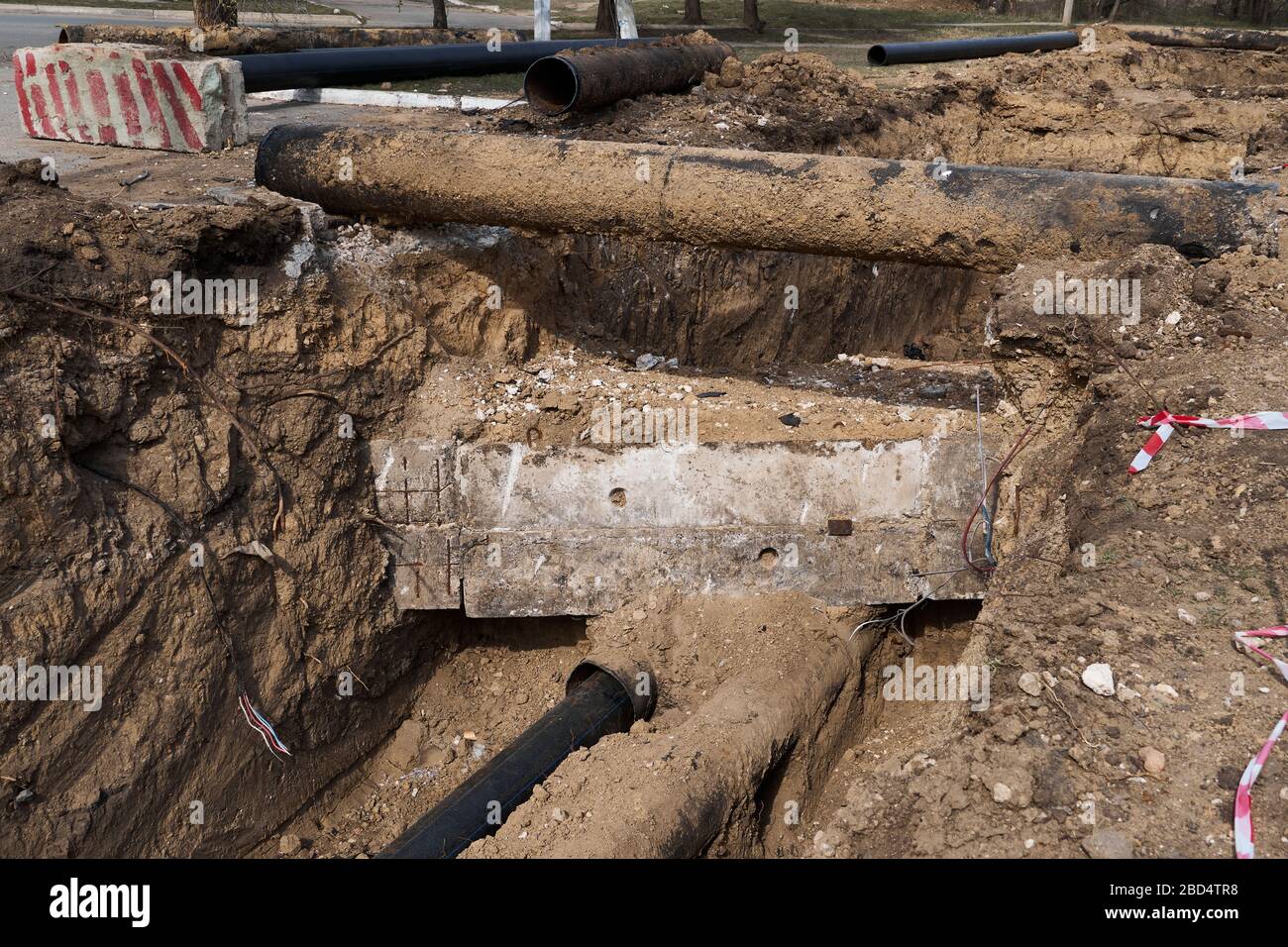 Reparatur und Austausch der Hauptleitung von Heizungsanlagen, Fernwärmeleitungen, Wasserversorgung oder Kanalisation in der Stadt, Entfernung alter Rohre und Sanierung Stockfoto