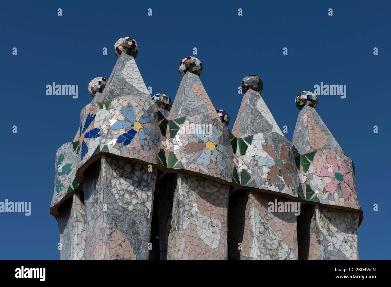 Dekorierte Kamine, Casa Batlló des Architekten Antoni Gaudi, UNESCO-Weltkulturerbe, Passeig de Gràcia, Illa de la Discòrdia, Eixample, Barcelona Stockfoto