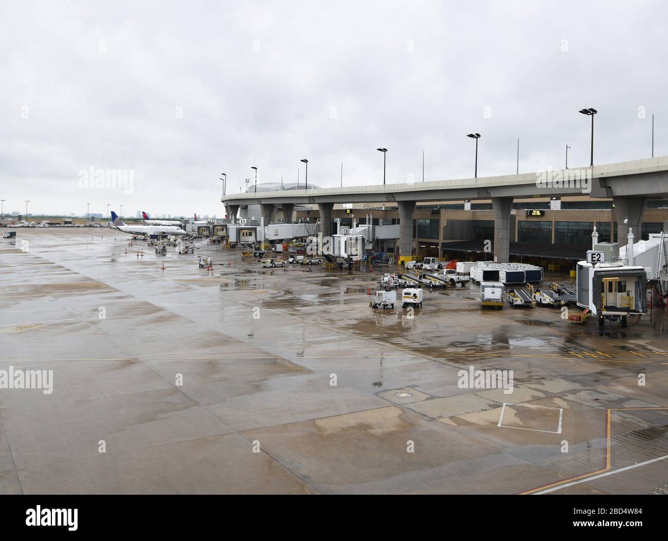Dallas-Ft. Der internationale Flughafen Worth ist einer der meistfrequentierten der Welt, aber nicht während der weltweiten Coronavirus Pandemie. Da die Fluggesellschaften den größten Teil ihres Geschäfts verlieren, bleiben die Terminals am Flughafen DFW größtenteils leer. Stockfoto
