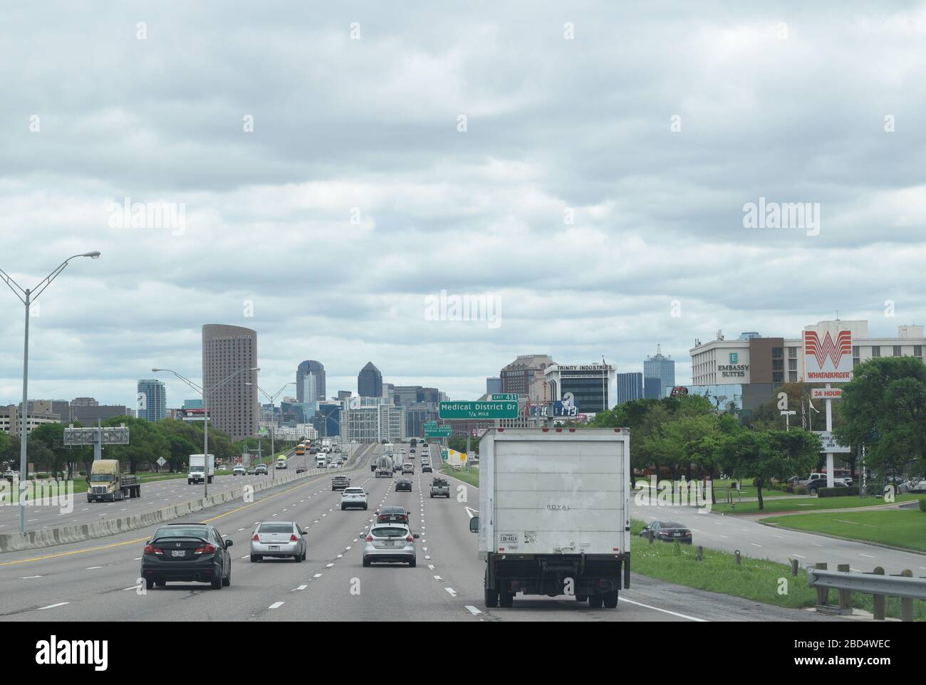 Die Interstate 35E, die in Richtung Innenstadt von Dallas fährt, hat einen moderaten Verkehr mitten in einem Wochentag, trotz der von Dallas County und der Stadt Dallas verhängten "Tay at home"-Anordnung. Stockfoto