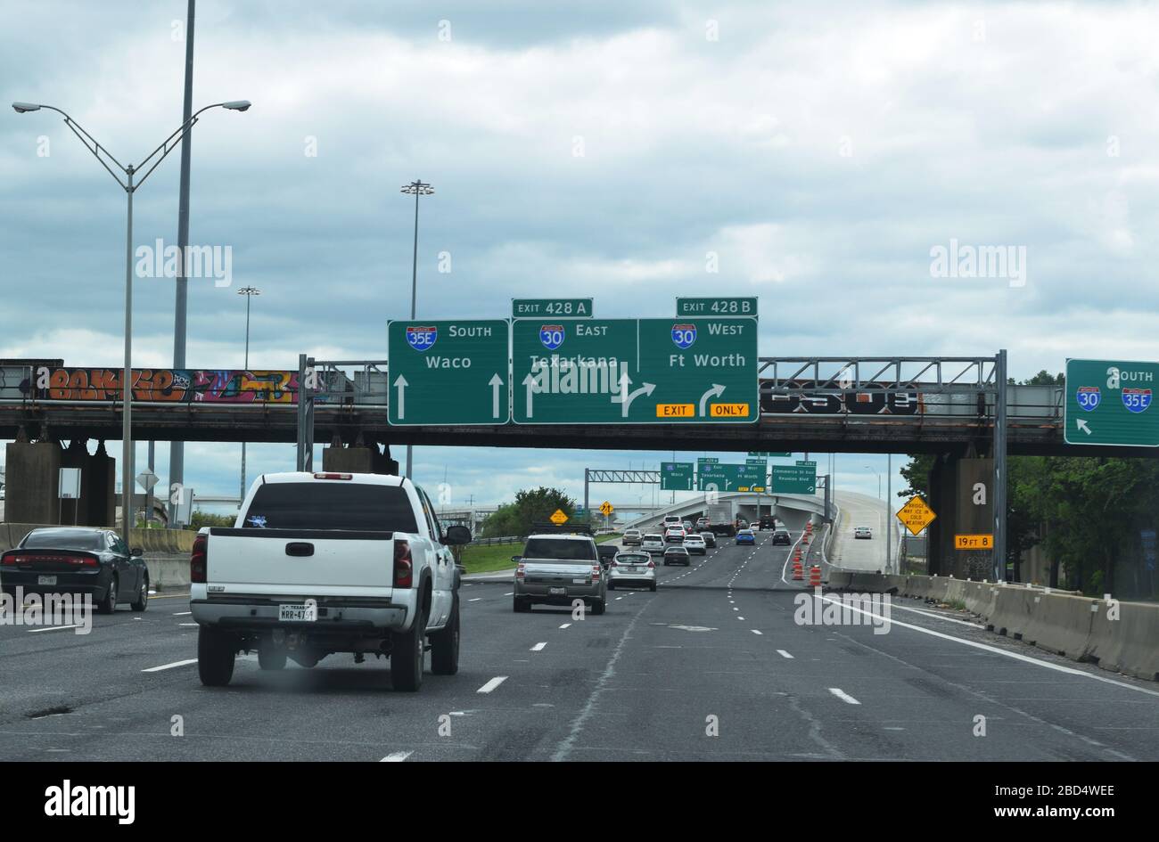 Die Interstate 35E, die in Richtung Innenstadt von Dallas fährt, hat einen moderaten Verkehr mitten in einem Wochentag, trotz der von Dallas County und der Stadt Dallas verhängten "Tay at home"-Anordnung. Stockfoto