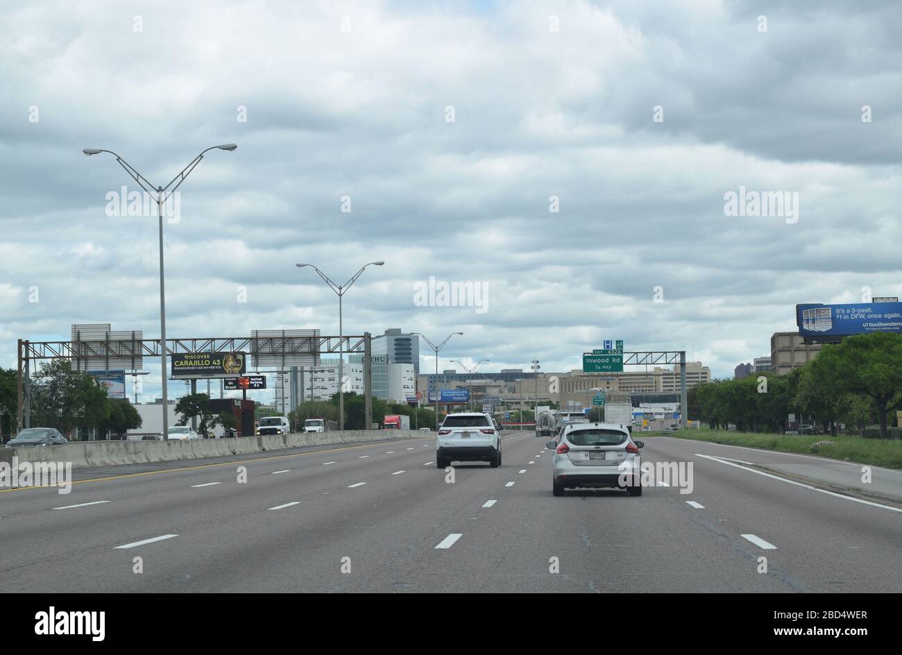 Die Interstate 35E, die in Richtung Innenstadt von Dallas fährt, hat einen moderaten Verkehr mitten in einem Wochentag, trotz der von Dallas County und der Stadt Dallas verhängten "Tay at home"-Anordnung. Stockfoto