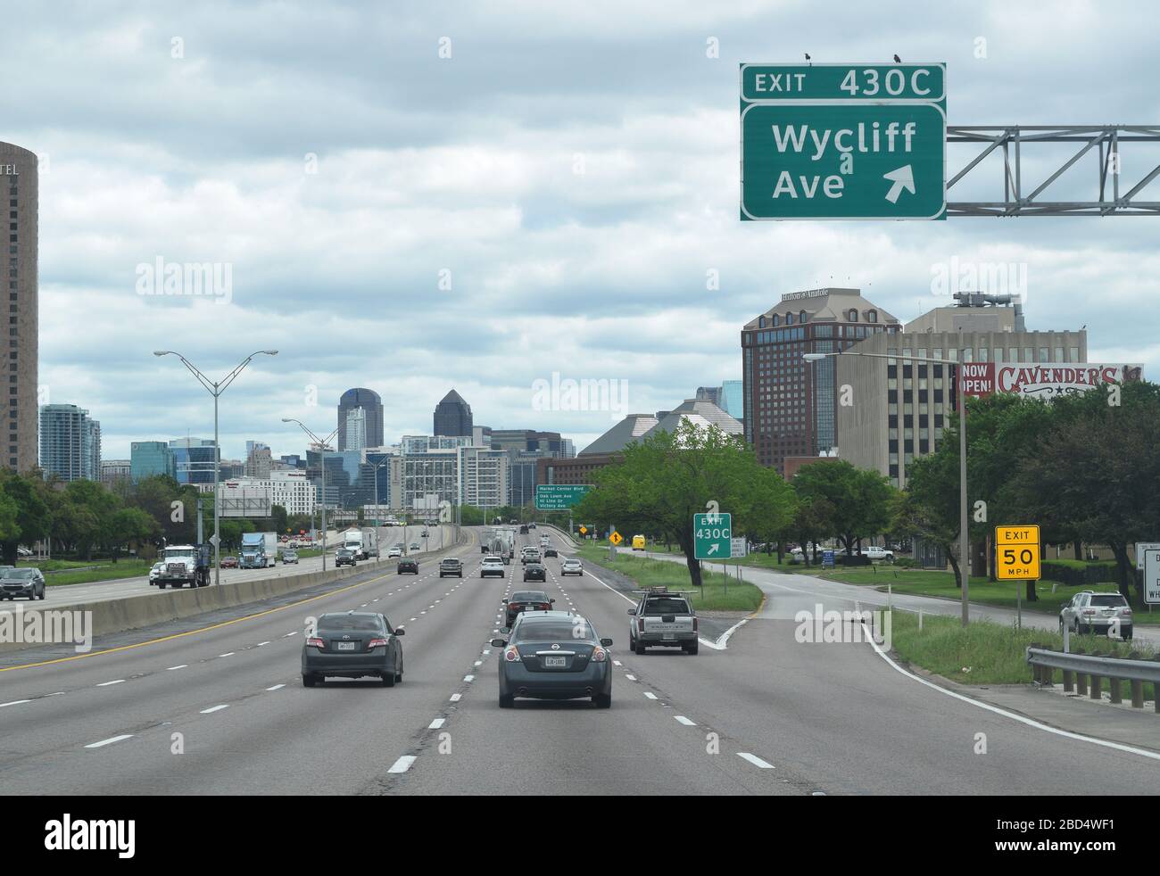 Die Interstate 35E, die in Richtung Innenstadt von Dallas fährt, hat einen moderaten Verkehr mitten in einem Wochentag, trotz der von Dallas County und der Stadt Dallas verhängten "Tay at home"-Anordnung. Stockfoto