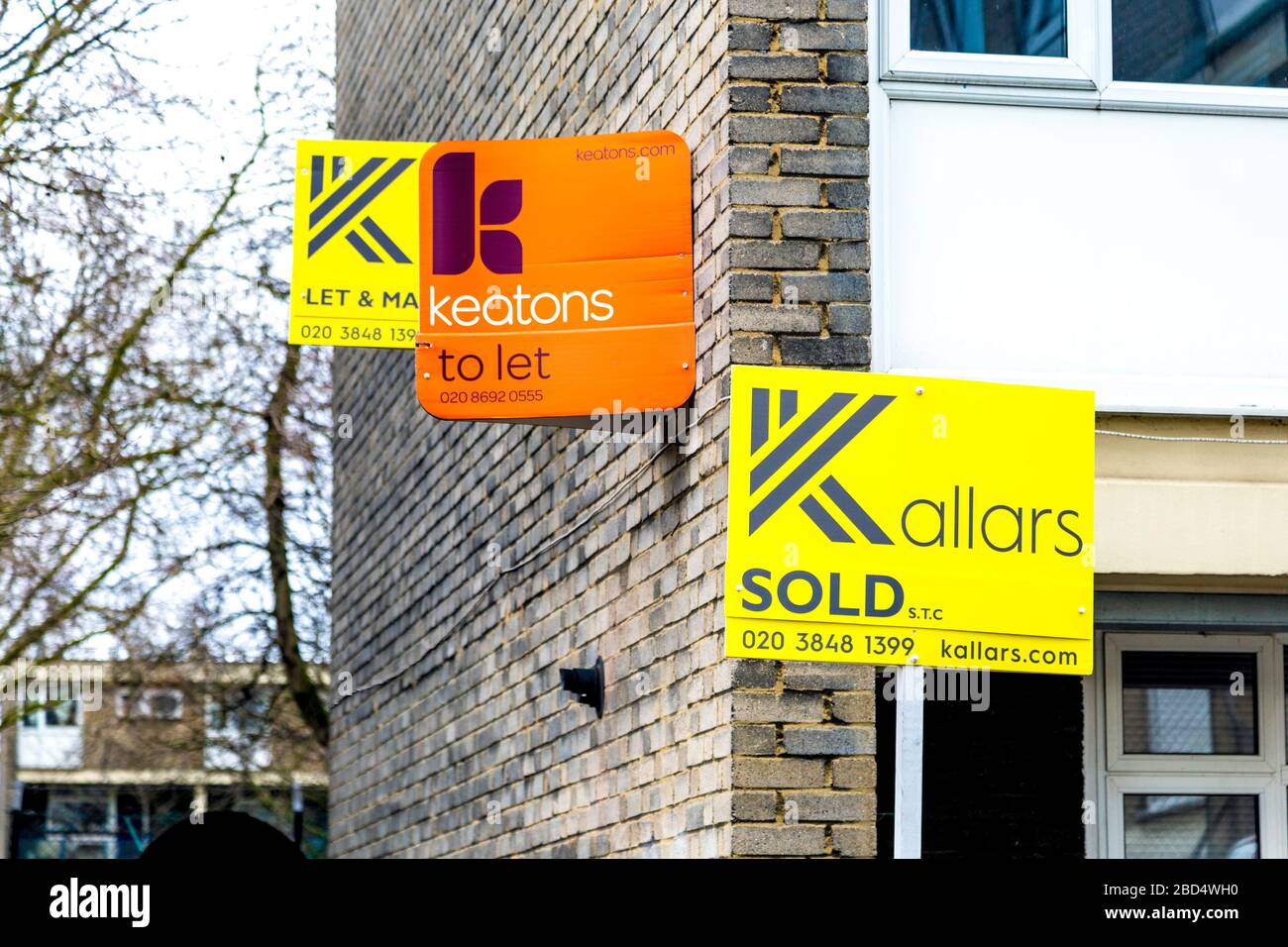 Zu lassen und verkauft Zeichen von Immobilienmaklern an der Fassade eines Gebäudes, London, Großbritannien Stockfoto