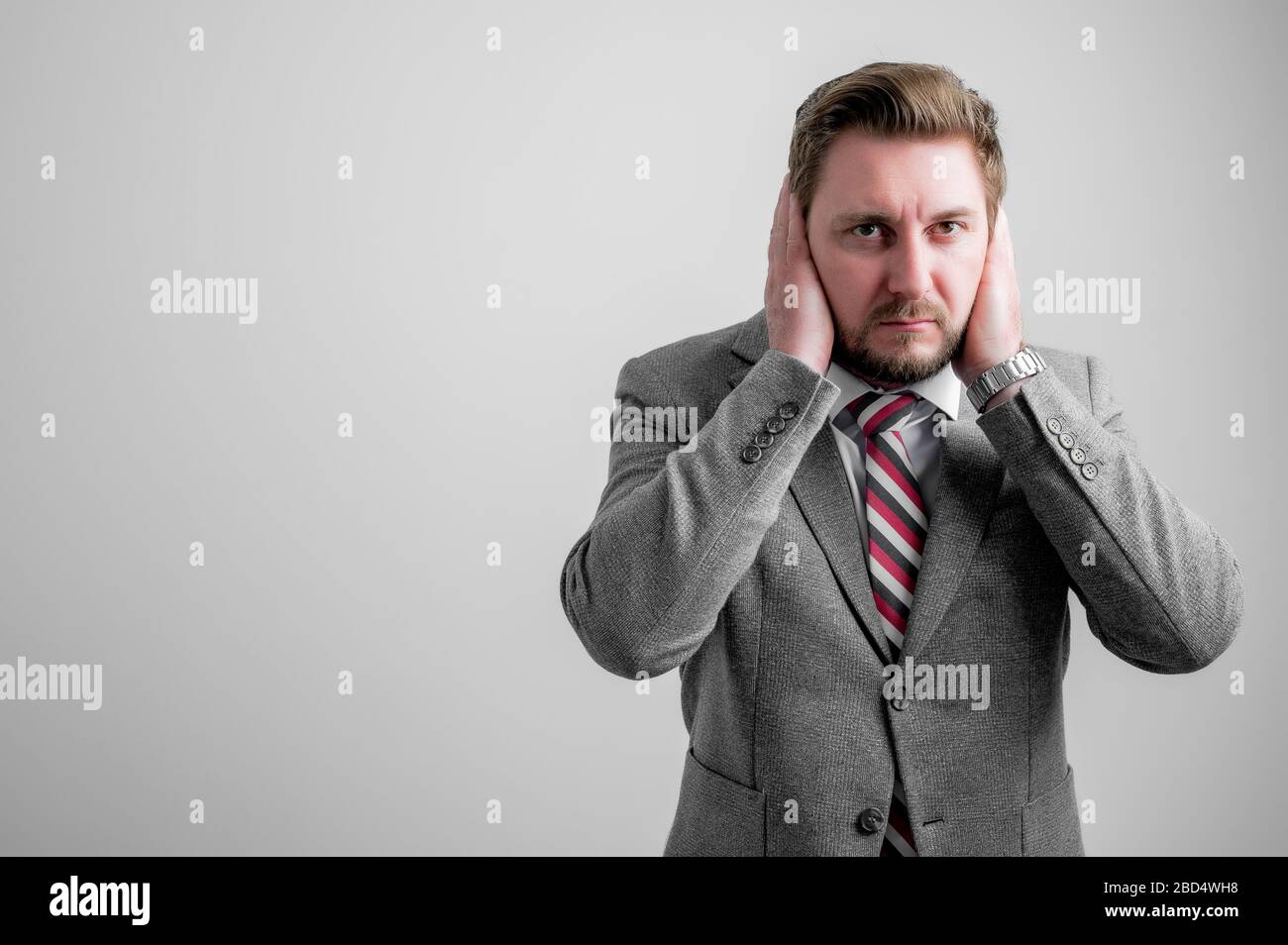 Porträt des Geschäftsmanns tragen Business-Kleidung Ohren wie taube Geste isoliert auf grauem Hintergrund mit Kopie Raum Werbung Bereich Stockfoto