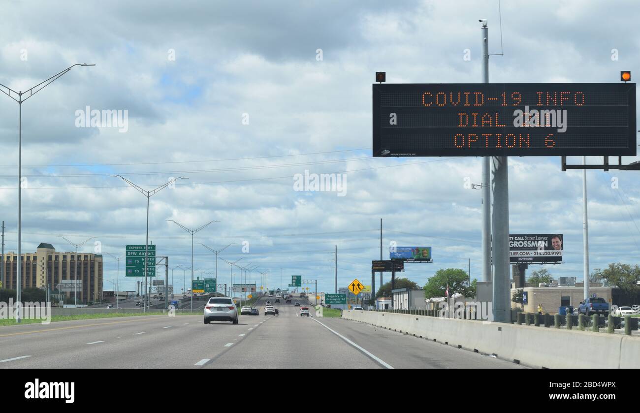 Die Interstate 35E, die von der Innenstadt von Dallas abfährt, hat einen moderaten Verkehr mitten in einem Wochentag, trotz der von Dallas County und der Stadt Dallas verhängten "Tay at home"-Anordnung. Stockfoto