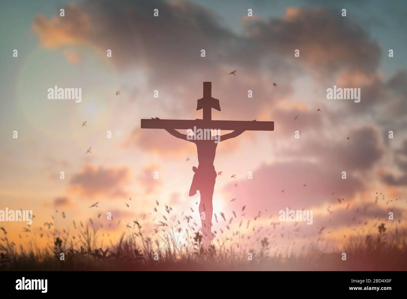 Silhouette Jesus christus Tod auf Kreuzigung auf dem kalvarienberg bei Sonnenuntergang karfreitag auferstanden im ostertageskonzept für das christliche Lob für das heilige spi Stockfoto