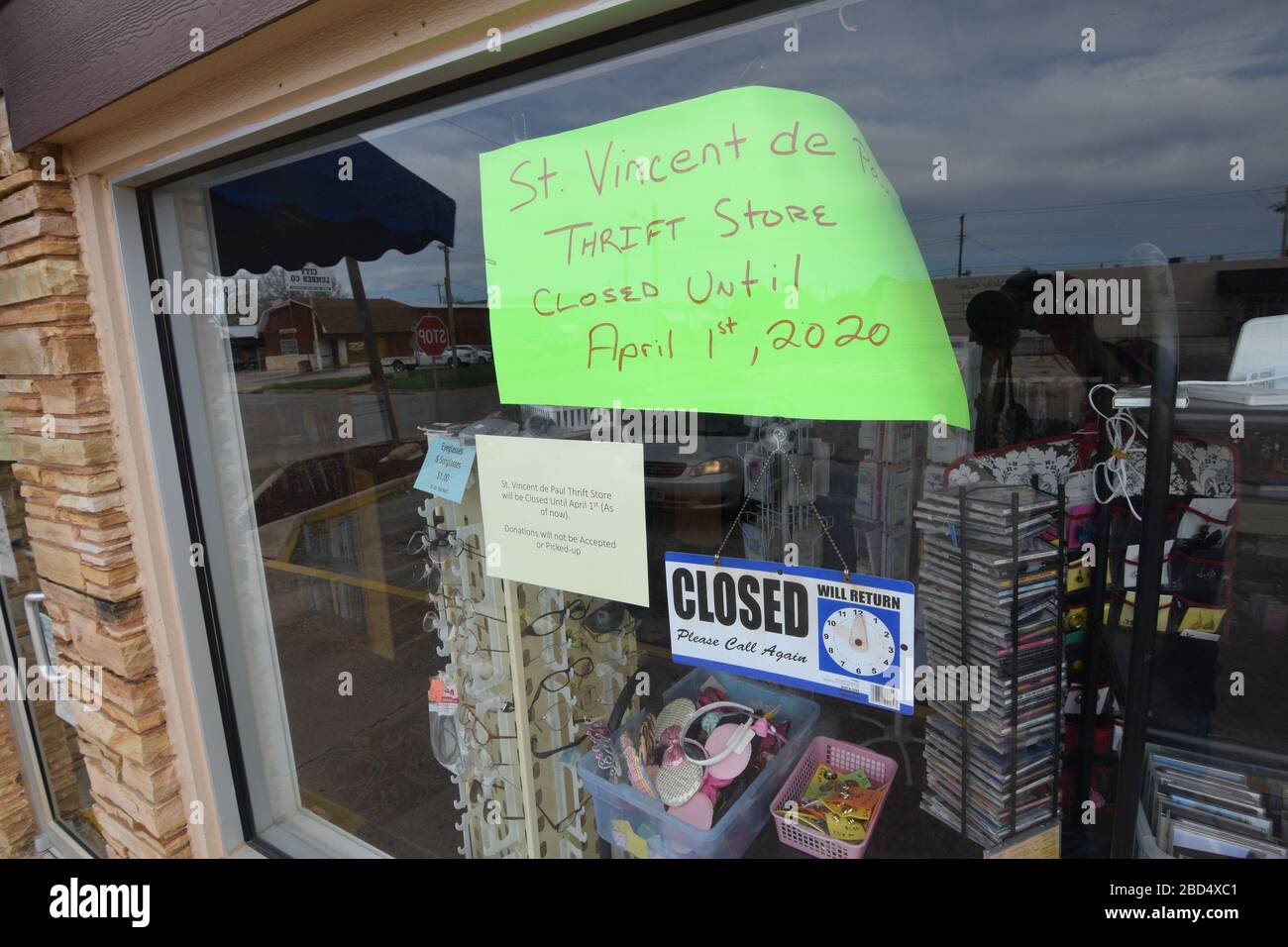 Abilene, TX, ist der Sitz der Countyverwaltung im Taylor County. Selbst in dieser mittelgroßen Stadt in Texas sind Anzeichen einer Pandemie zu erkennen, einschließlich dieser bei lokalen Kleinunternehmen. Stockfoto