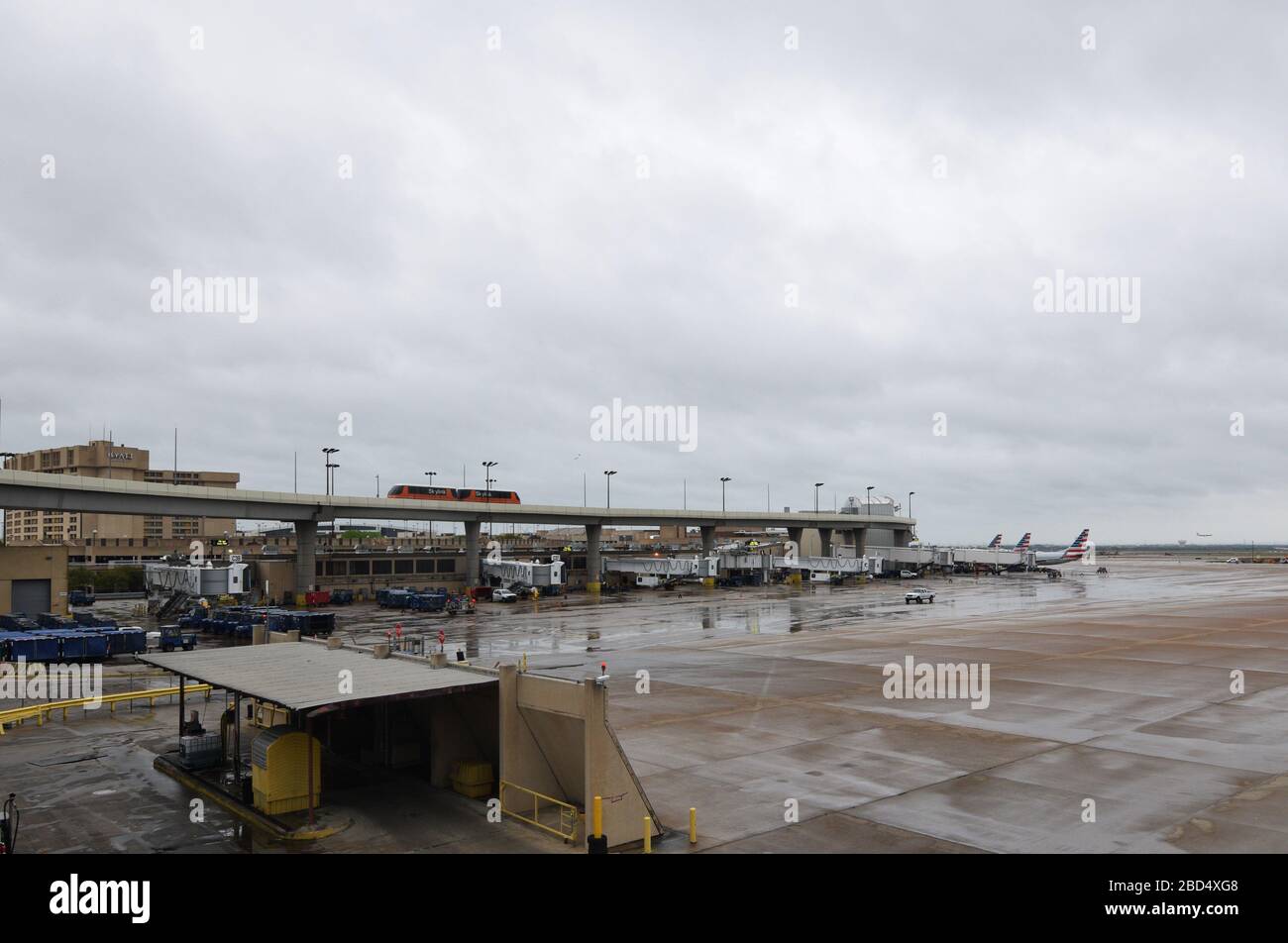 Dallas-Ft. Der internationale Flughafen Worth ist einer der meistfrequentierten der Welt, aber nicht während der weltweiten Coronavirus Pandemie. Da die Fluggesellschaften den größten Teil ihres Geschäfts verlieren, bleiben die Terminals am Flughafen DFW größtenteils leer. Stockfoto