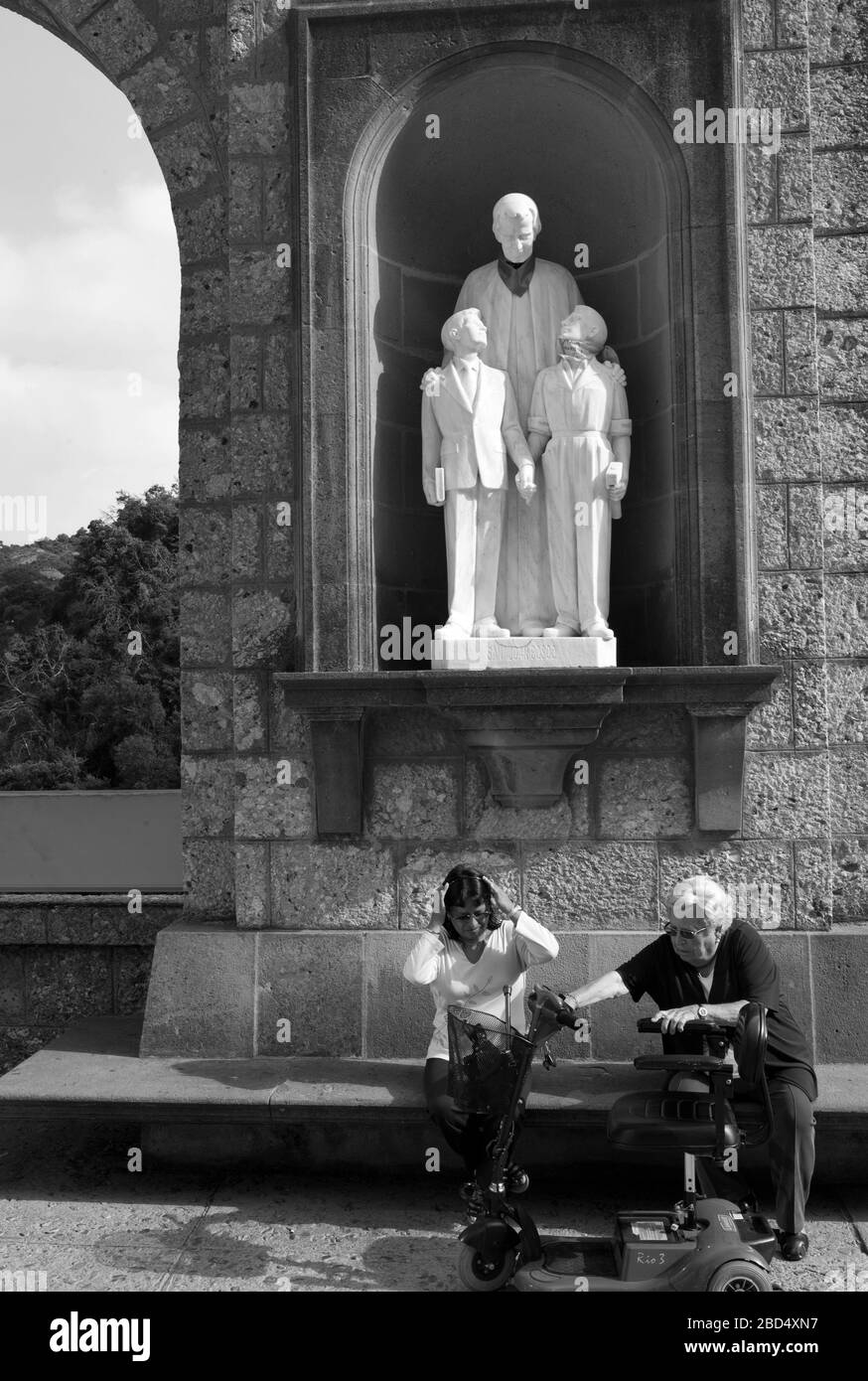 Touristen und Statuen, Stift Santa Maria de Montserrat, Katalonien, Spanien Stockfoto