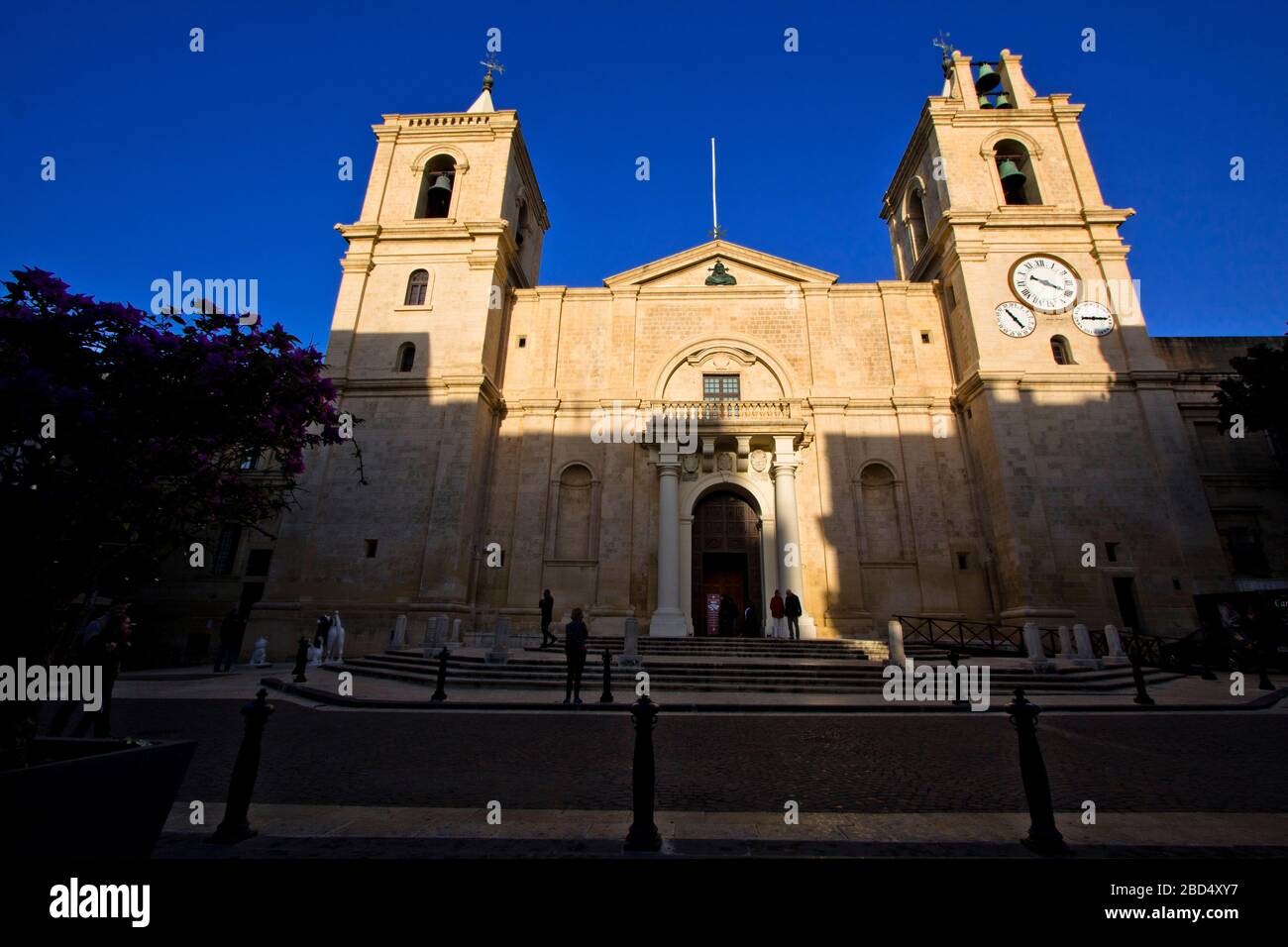 Außenansicht der St. John's Co-Kathedrale am St. John's Square in Valletta, Malta Stockfoto
