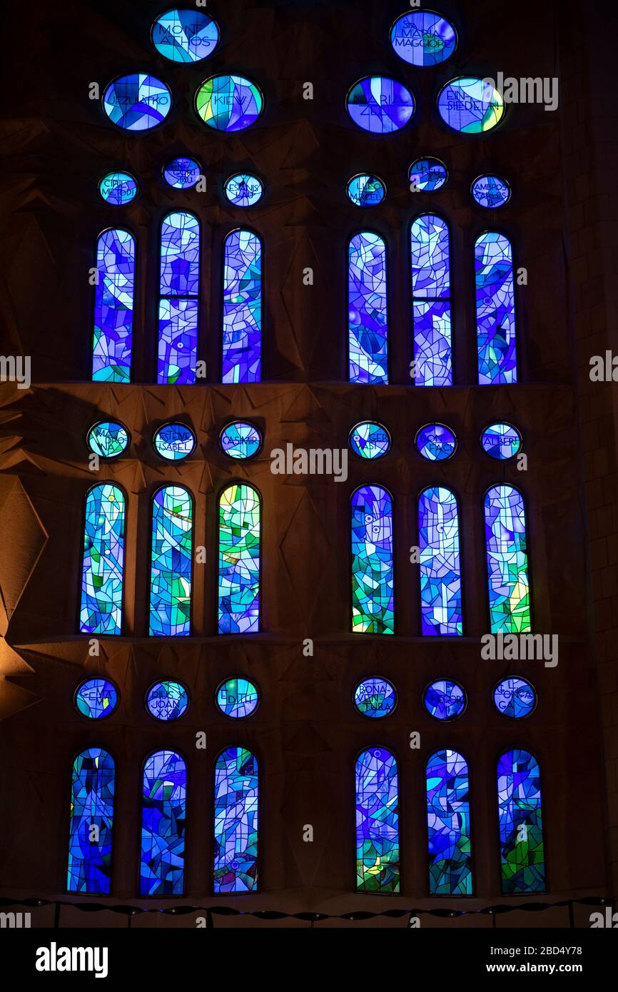 Glasfenster, Basílica de la Sagrada Família des Architekten Antoni Gaudi, UNESCO-Weltkulturerbe, Carrer de Mallorca, Barcelona, Katalonien, Stockfoto