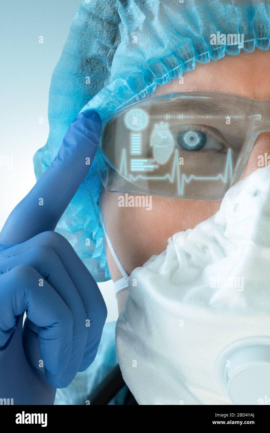 Arzt in einer erweiterten Realitätsbrille mit einem Head-Up-Display. Stockfoto