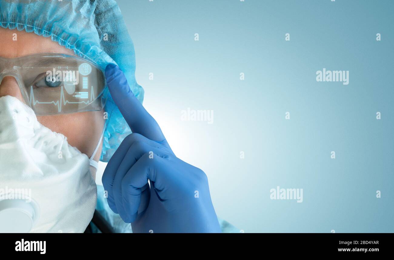 Arzt in einer erweiterten Realitätsbrille mit einem Head-Up-Display. Stockfoto
