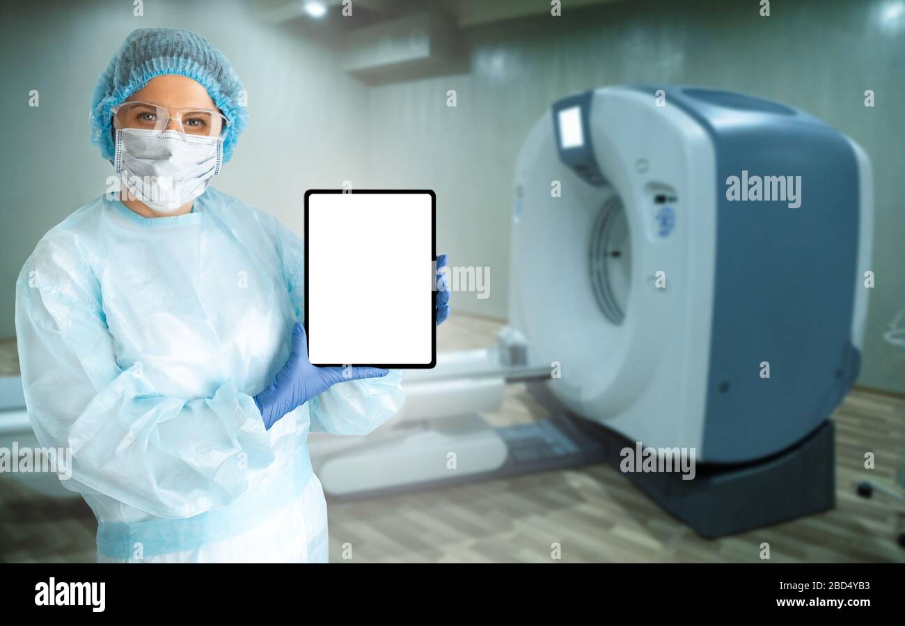 Arzt mit Tablet-Computer auf dem Hintergrund eines Computertomografen Stockfoto