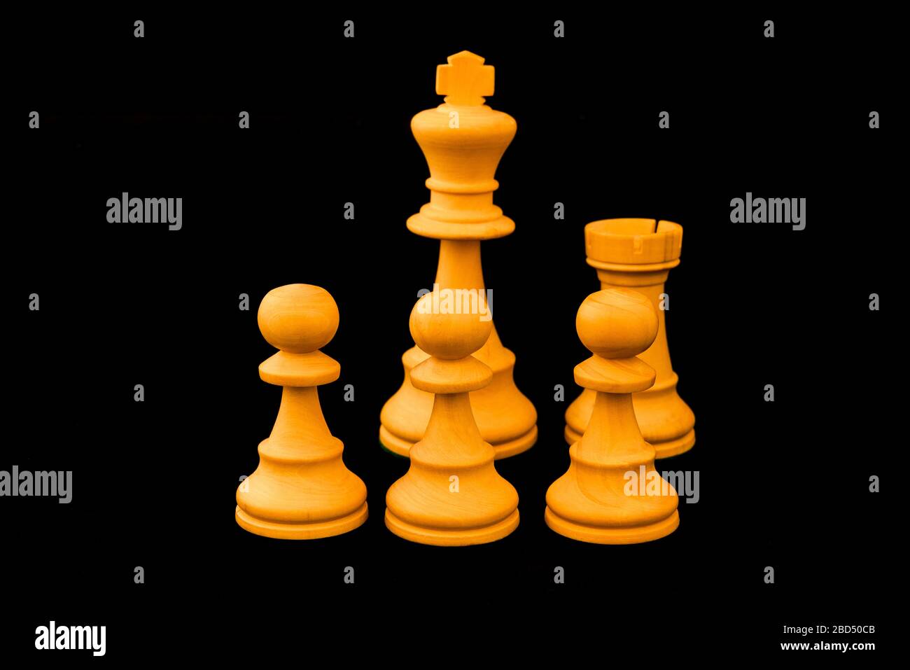 Guseln. Ein besonderer Schachzug zum Schutz des Königs hinter Pfennig und mit Rook. Standard-Schachfiguren aus Holz auf schwarzem Grund Stockfoto