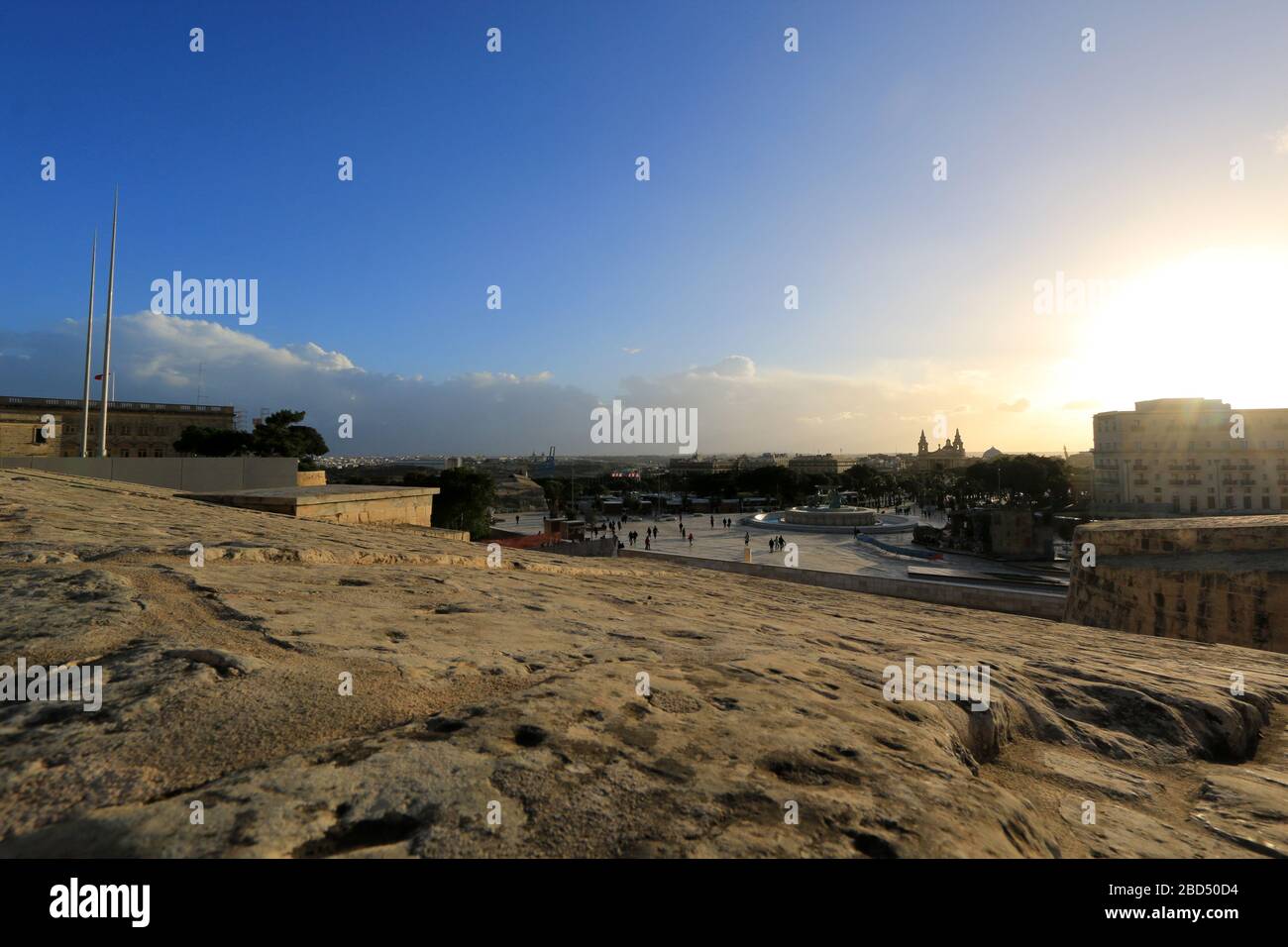 Panoramafenblick auf die Skyline - den Hauptplatz, den Tritions' Fountain und die Saint Publius Pfarrkirche, von der Stadtmauer von Valletta, Malta aus gesehen Stockfoto