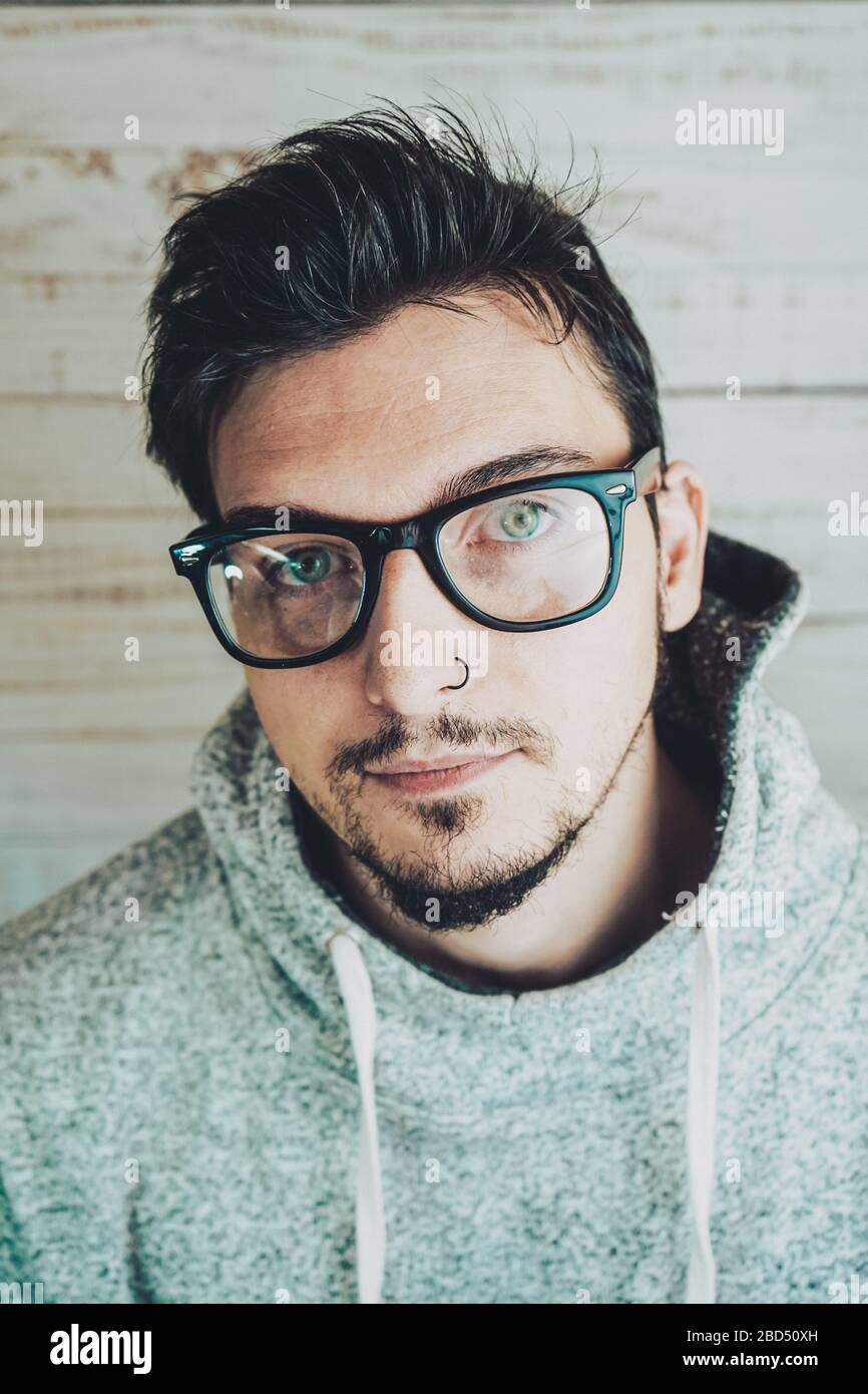 Attraktiver junger Mann mit Brille Stockfotografie - Alamy