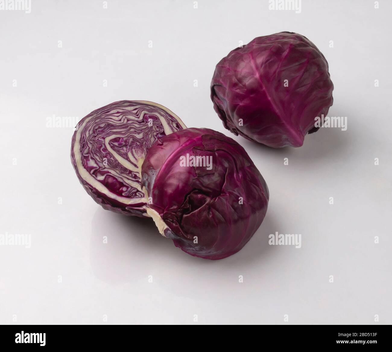 Frische lila Cabbages isoliert auf weißem Hintergrund Stockfoto