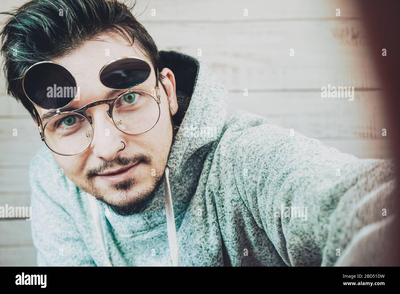 Attraktiver junger Mann mit Brille Stockfoto