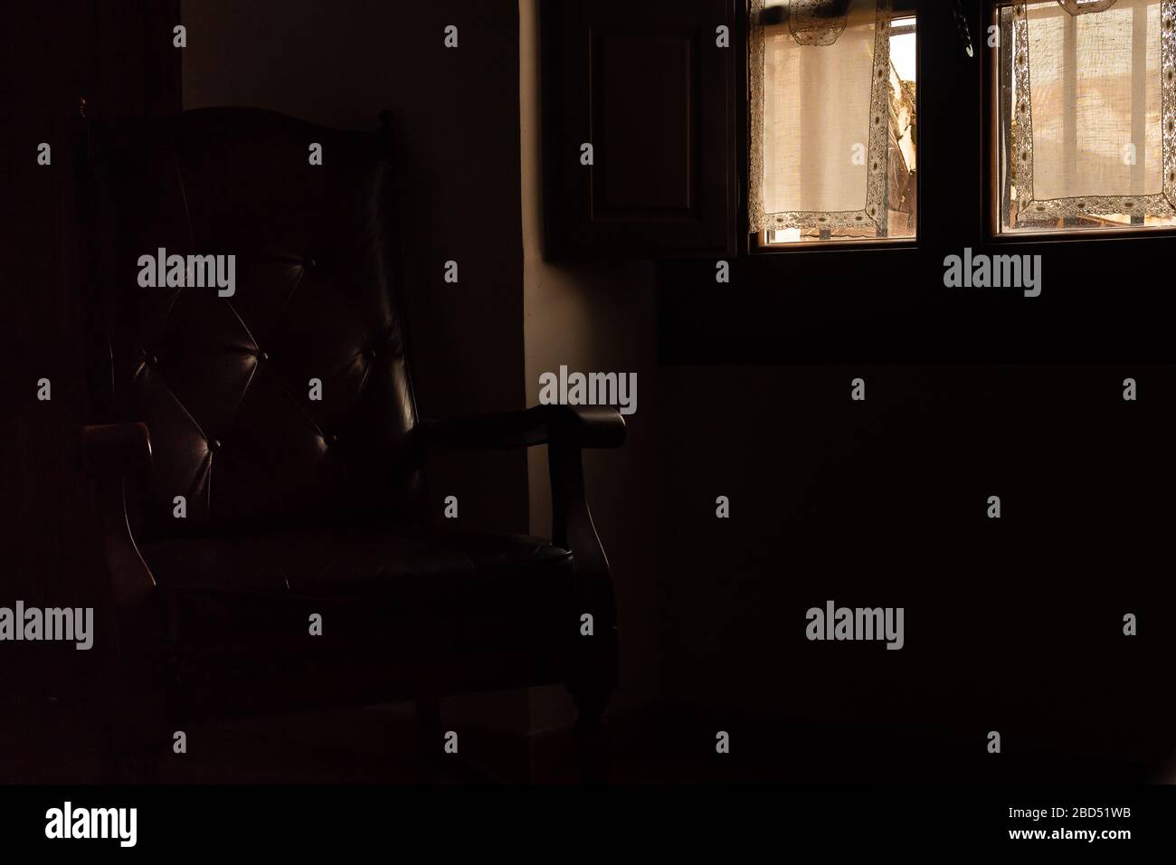 Sessel und Fenster mit niedriger Taste Stockfoto