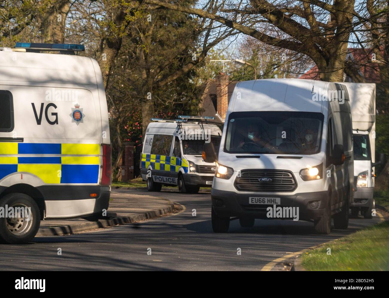 Brentwood Essex, Großbritannien. April 2020. Ein Konvoi mit Polizeifahrzeugen aus Essex kommt am Brentwood Community Hospital an. In der Mitte des Konvois befanden sich zwei nicht gekennzeichnete Lastwagen, die offenbar von Soldaten angetrieben wurden. Unbestätigte Social-Media-Berichte deuten darauf hin, dass sie in eine kovide und lebenslange Einrichtung umgewandelt wird: Ian Davidson/Alamy Live News Stockfoto