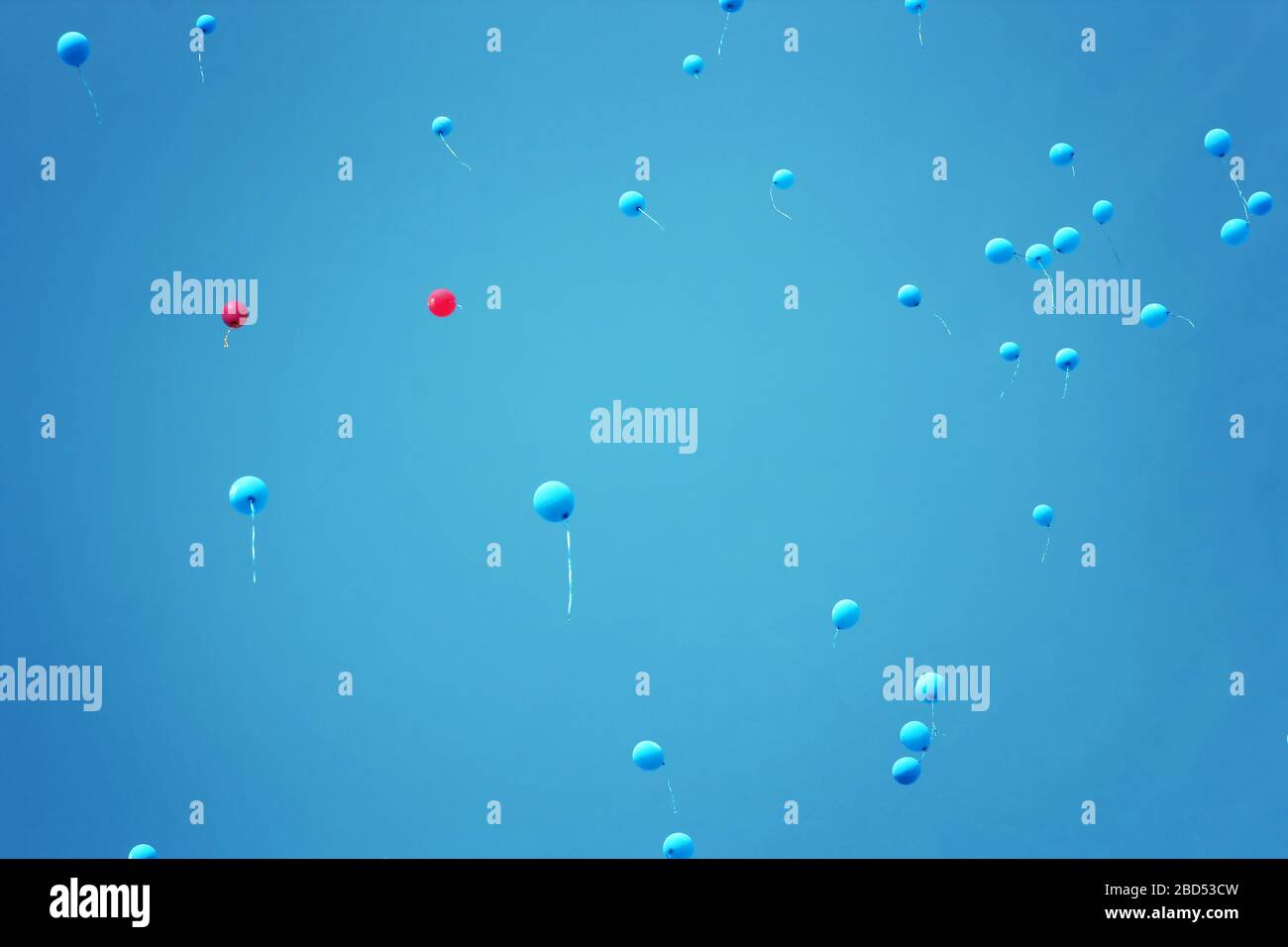 Viele Ballons am blauen Himmel Stockfoto