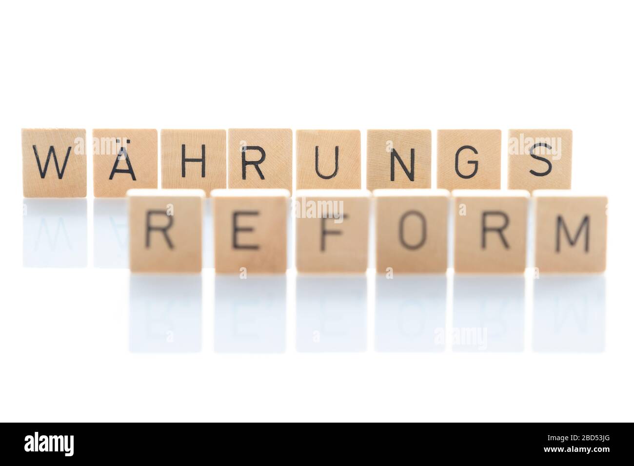 Währungsreform, Lösung für hohe Schulden. 'Währungsreform' als Wort isoliert auf weißem Hintergrund. Deutschland Stockfoto
