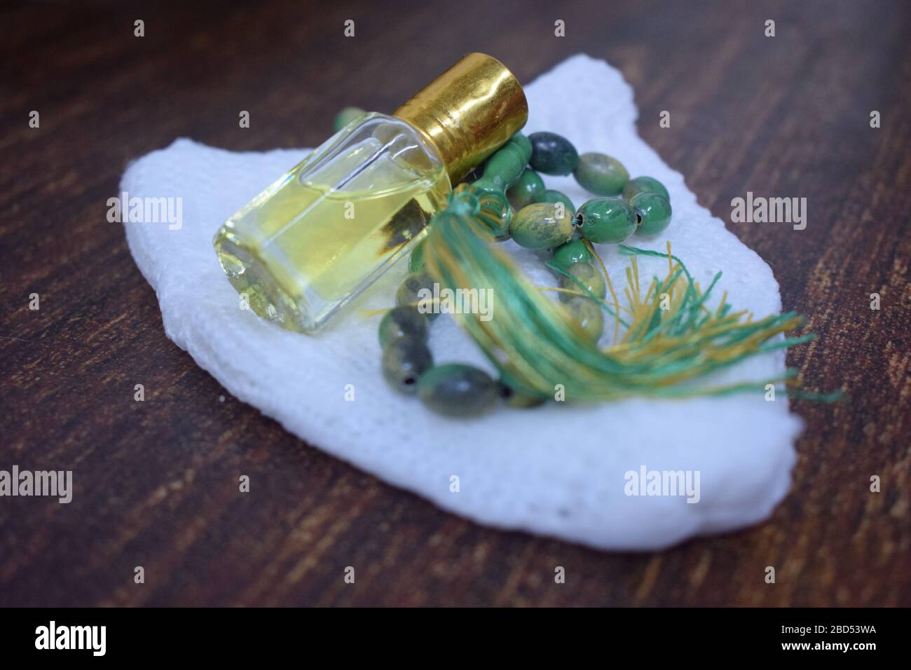 Tasbih, Namaz Cap und Attar Bottle auf dem Tisch Foto Bild Stockfoto