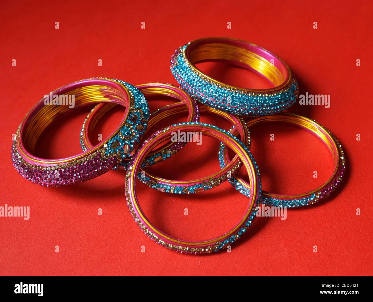 Zaum Bangles Für Hochzeit Top-Ansicht Auf Red Farbe Hintergrund Stock Foto Bild Stockfoto