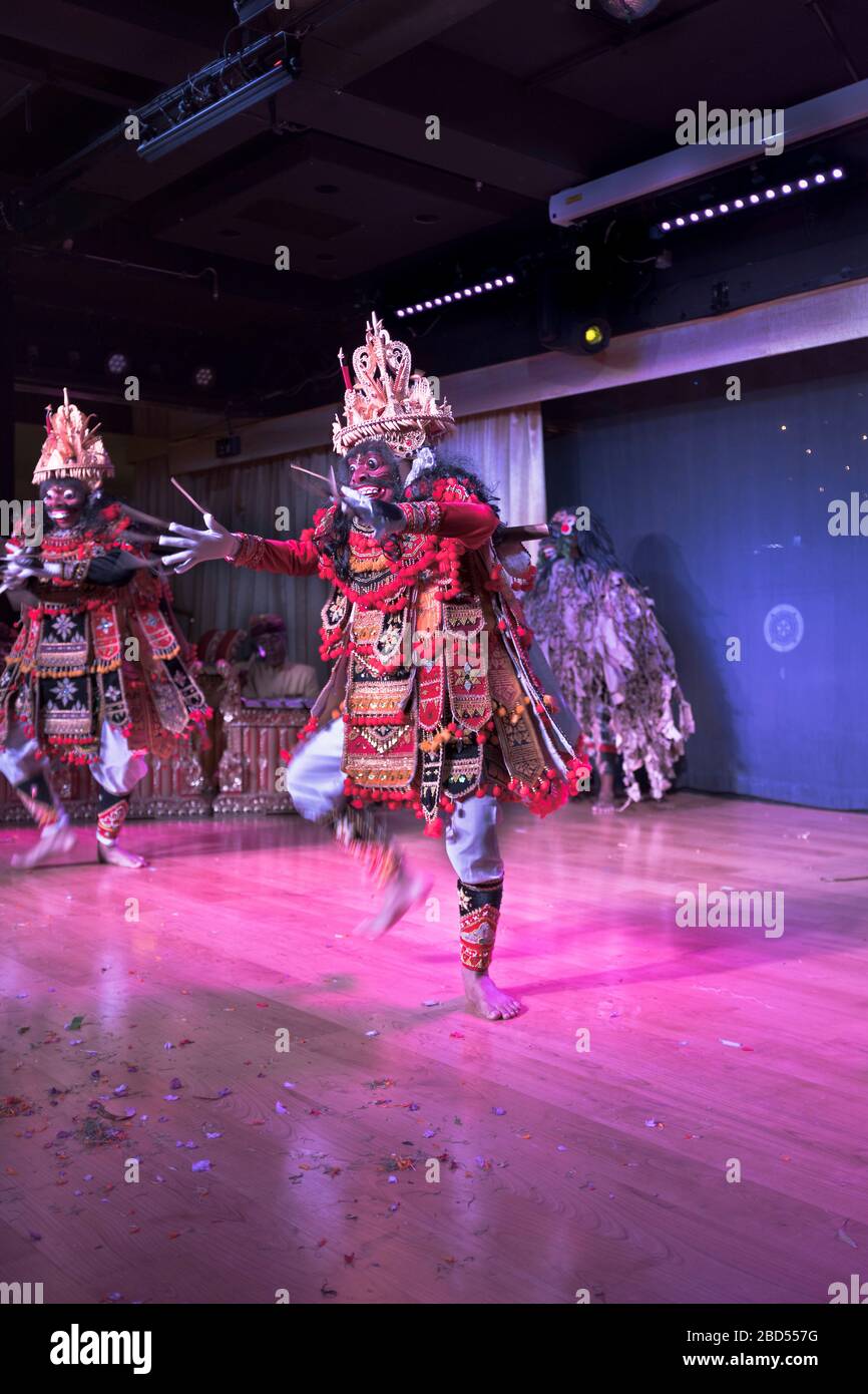 dh Kreuzfahrt Schiff Kultur Mythologie MS BOUDICCA FRED OLSEN Balinese Traditionelle Tänze in Barong Tanz Performance hindu bali Show indonesisch Tänzer Stockfoto