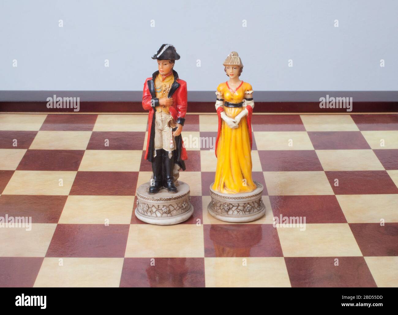 Ein Schachbrett mit dem König, vertreten durch den Herzog von Wellington mit seiner Königin Stockfoto