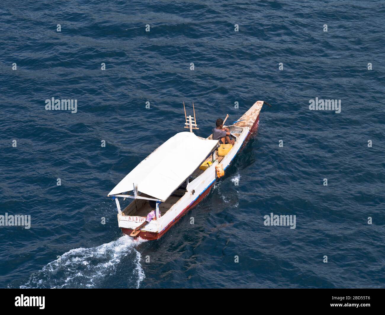 dh Motor Kleinboot KOMODO INSEL INDONESIEN traditionelle indonesische motorisierte Kanu angetrieben von Outdoor asien Stockfoto