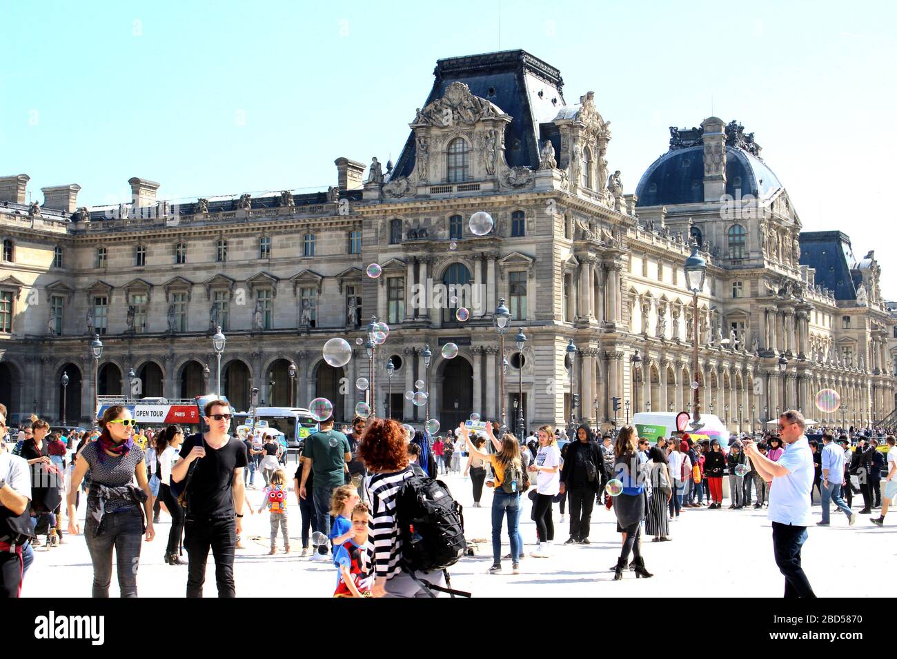 Außerhalb des Louvre Stockfoto