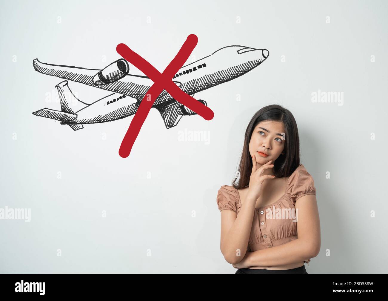 Asian Woman mit Flugzeug mit rot durchgestrichenen Stopp-Urlaub, kein Reisekonzept Stockfoto