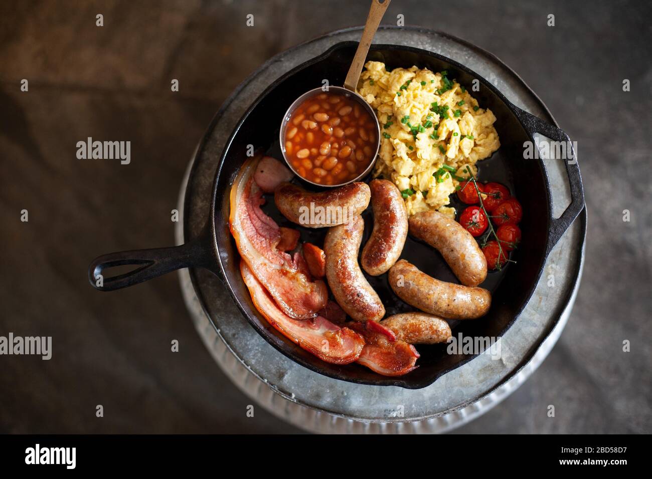Ein traditionelles englisches Frühstück in einer Pfanne auf dunklem Hintergrund Stockfoto