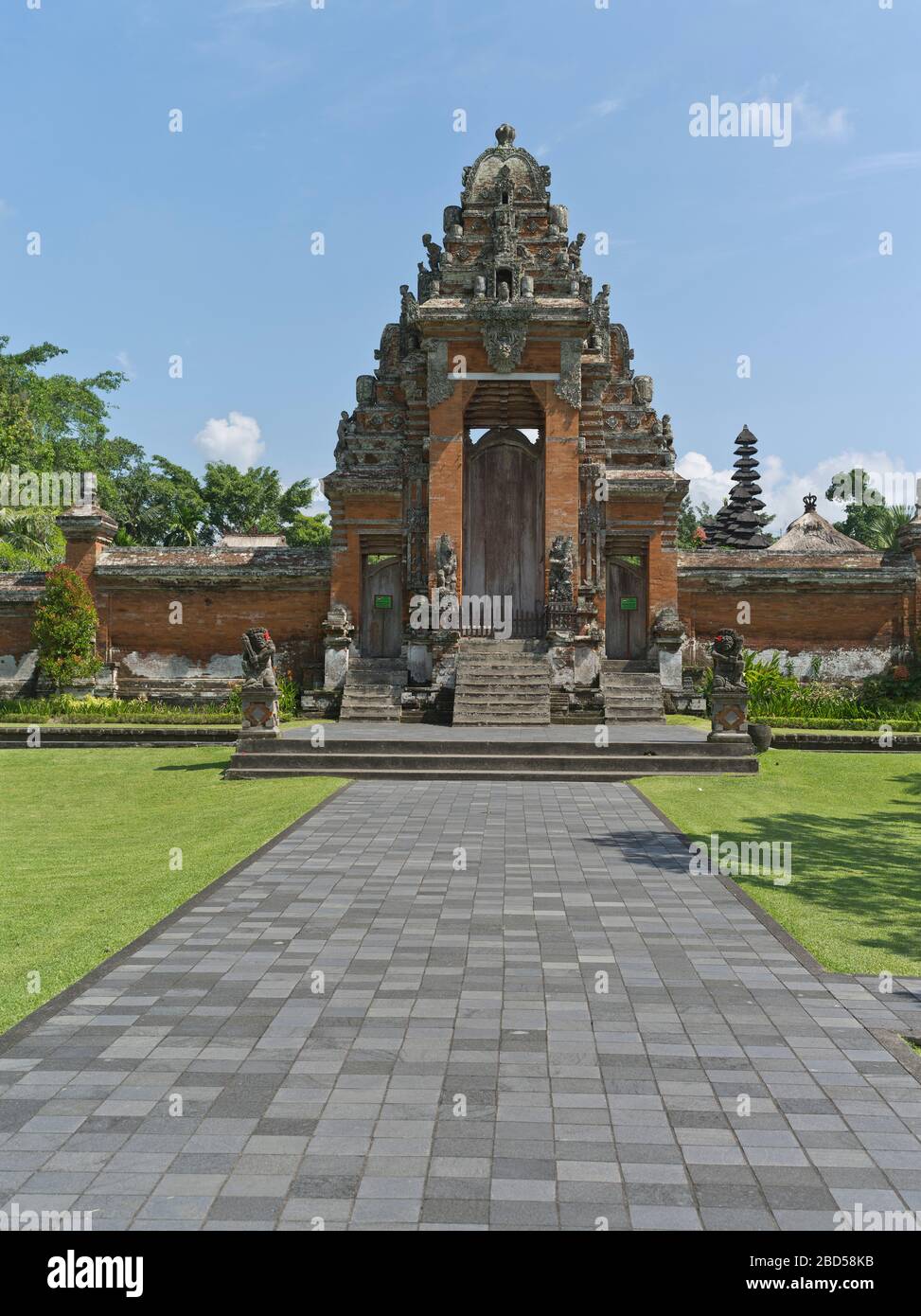 dh Pura Taman Ayun Königlicher Tempel BALI INDONESIEN Balinesischer Hindu Mengwi Tempel Paduraksa inneren sanctum Tor Turm hinduismus Architektur Stockfoto