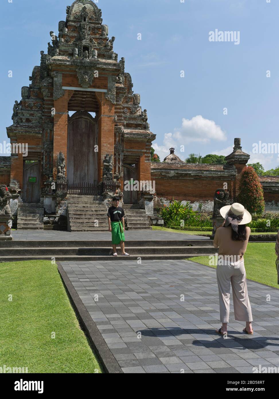 dh Pura Taman Ayun Königlicher Tempel BALI INDONESIEN Touristen fotografieren Balinesische Hindu Mengwi Tempel Paduraksa Architektur hinduismus Tor Sightseeing Stockfoto
