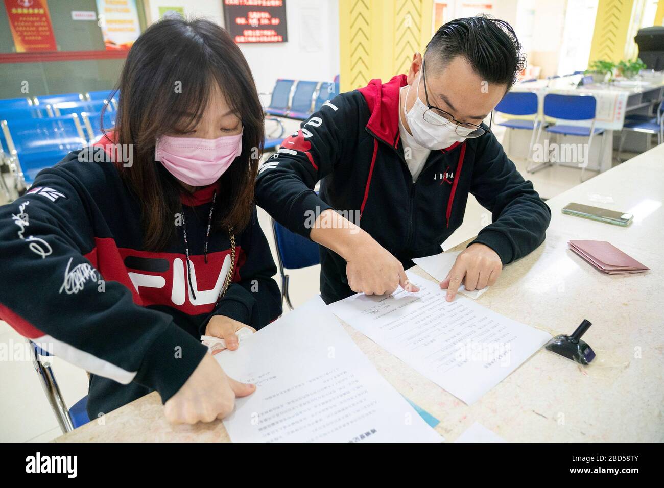 Wuhan, Chinas Provinz Hubei. April 2020. Herr Chen und Frau Zhang gehen die Heiratsprozeduren in einem Heiratsbüro in Wuhan, der zentralchinesischen Provinz Hubei, am 7. April 2020 durch. Wuhan nimmt seit dem 3. April den Dienst für die Registrierung der Ehe für Bürger wieder auf. Credit: Cai Yang/Xinhua/Alamy Live News Stockfoto