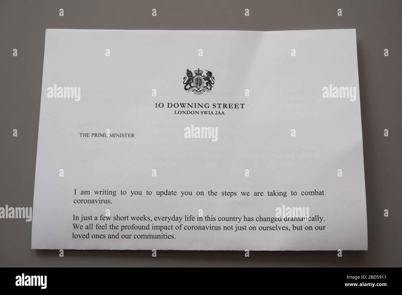 Ein Brief und ein Merkblatt der Regierung, das an die britischen Haushalte geschickt wurde, die während der Coronavirus Covid19-Pandemie im April 2020 Ratschläge und Anweisungen geben Stockfoto